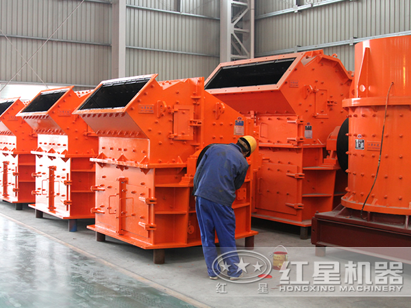 工人正在检查鹅卵石细碎机