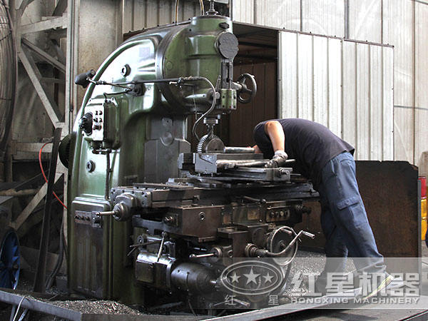 开云体育（中国）车间师傅在效验设备