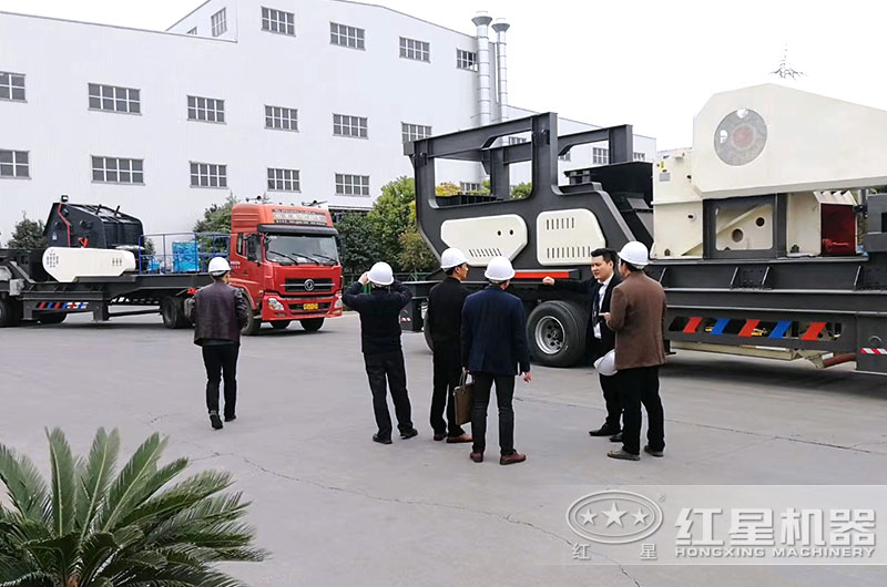 客户来厂区考察建筑垃圾粉碎机 客户来厂区考察建筑垃圾粉碎机